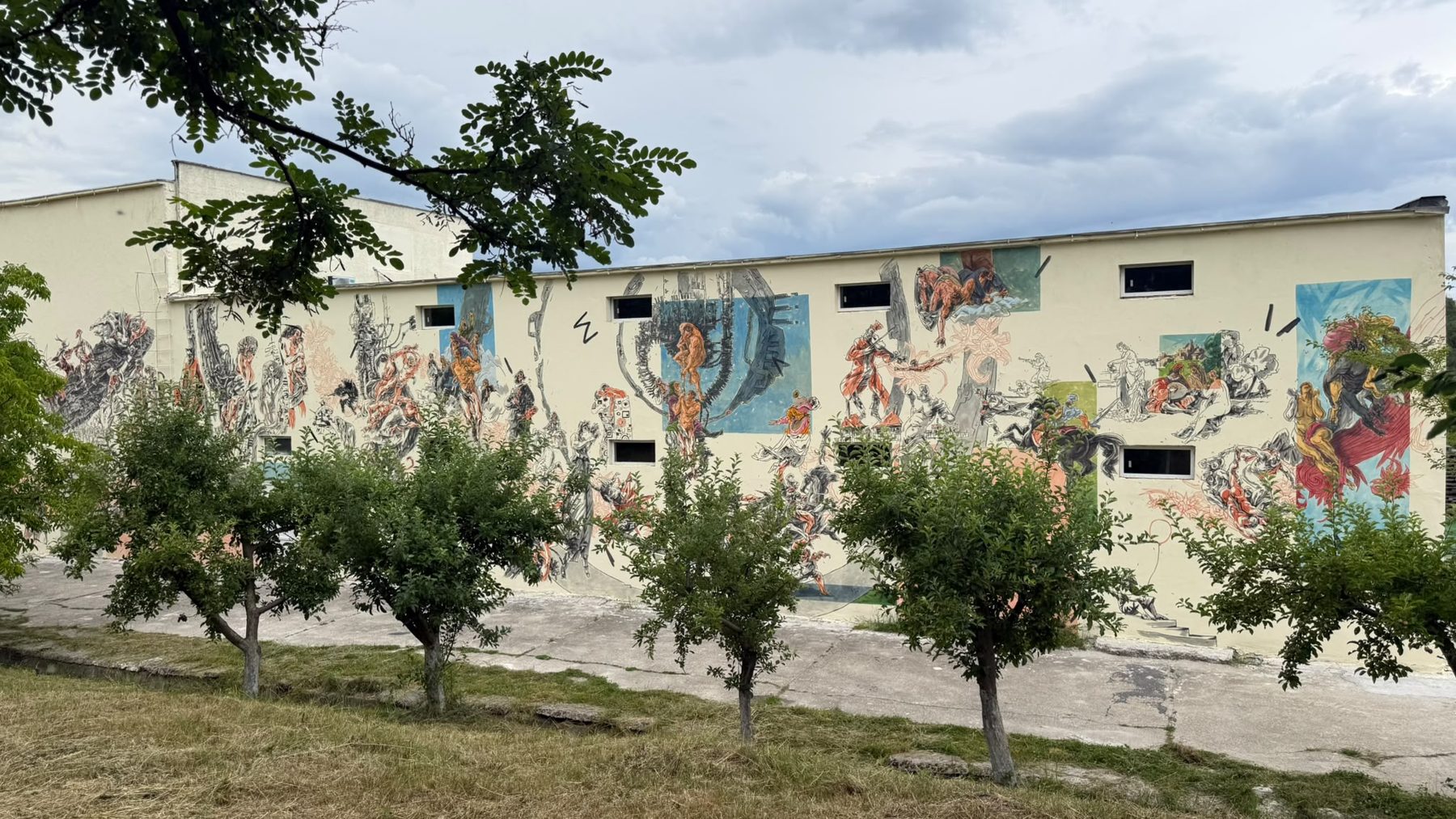Fațada Morii Artiștilor acoperită de pictura murală