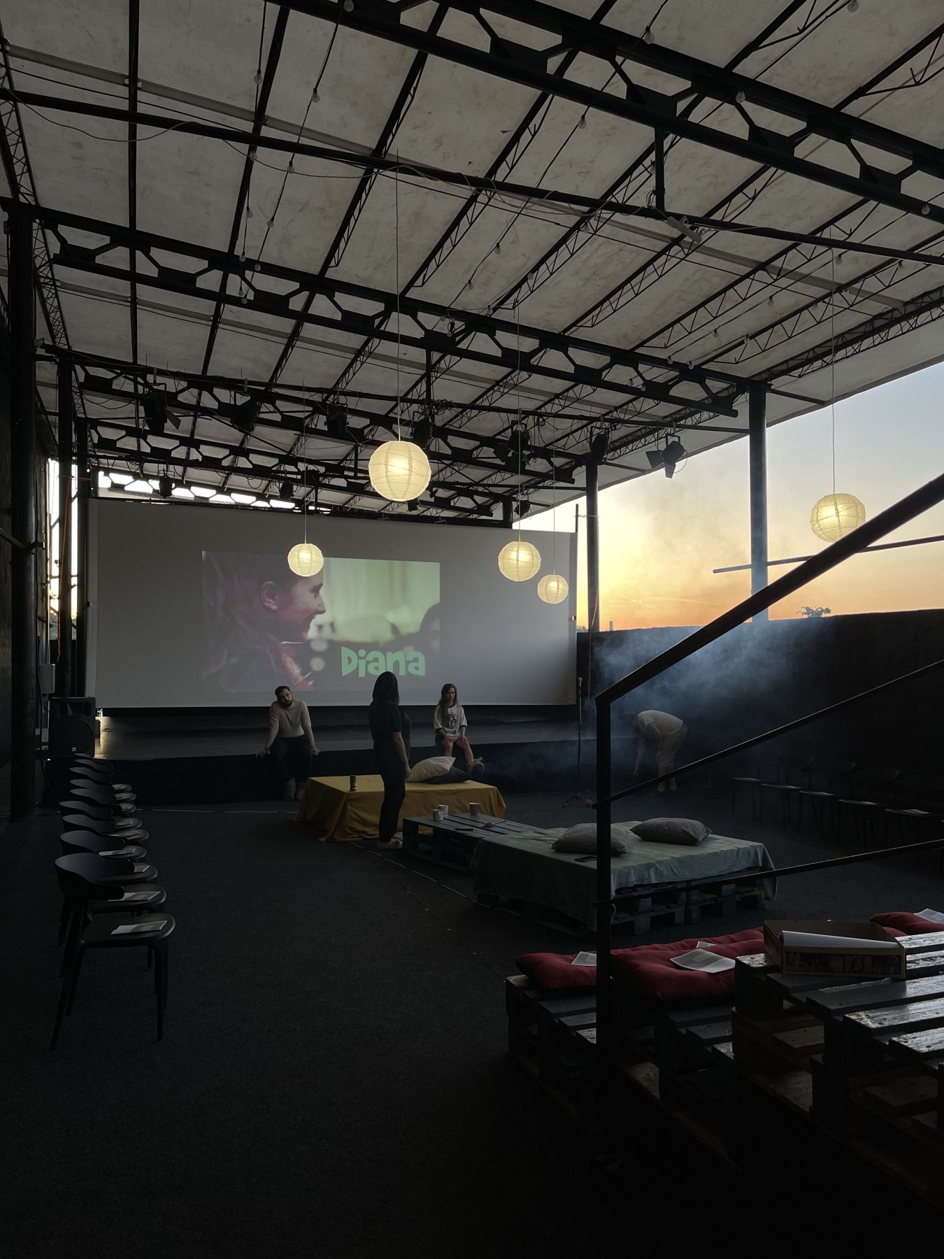 Proiecție de film la apus, sub acoperișul de metal al Morii